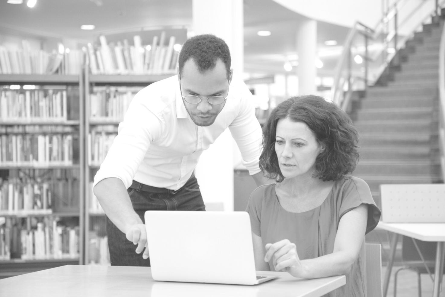 Moderne Büroausstattung für Finanzanalysen